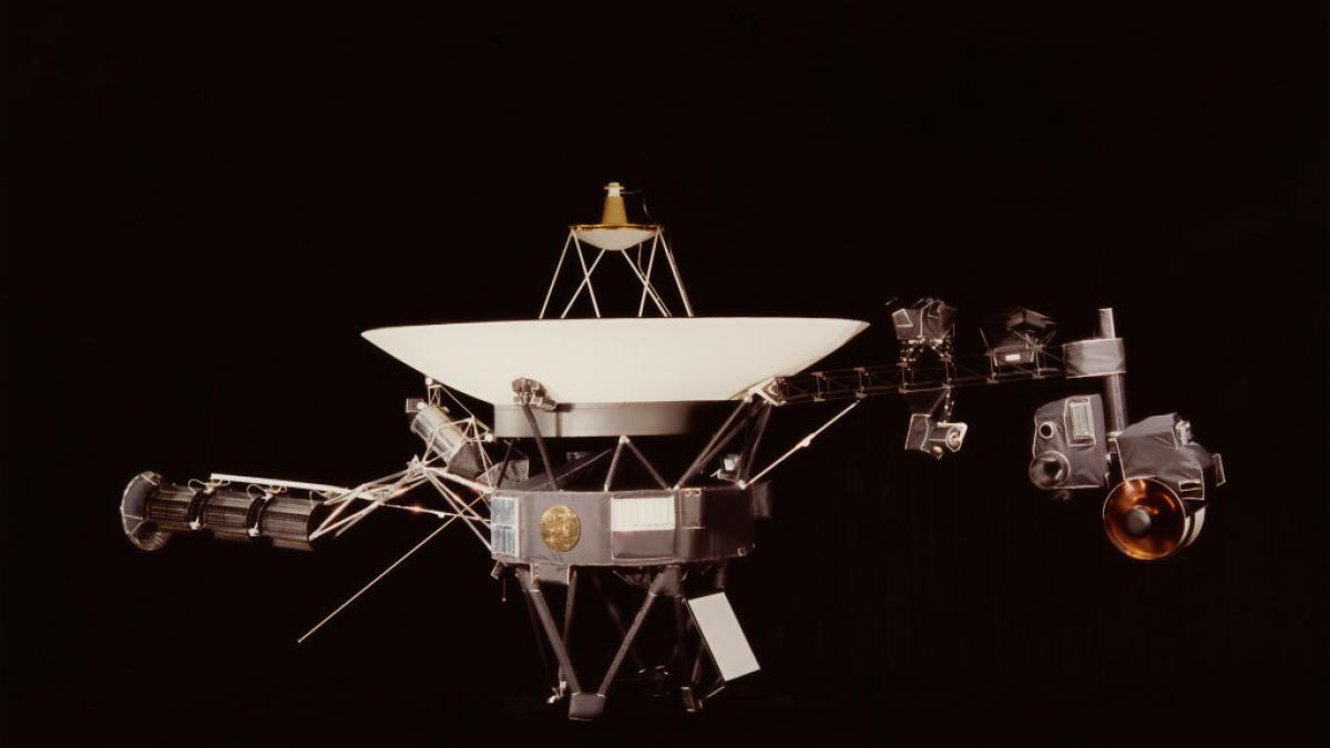 voyager 1 se apropie de un record istoric va deveni prima sonda spatiala care va ajunge la o zi lumina distanta de pamant