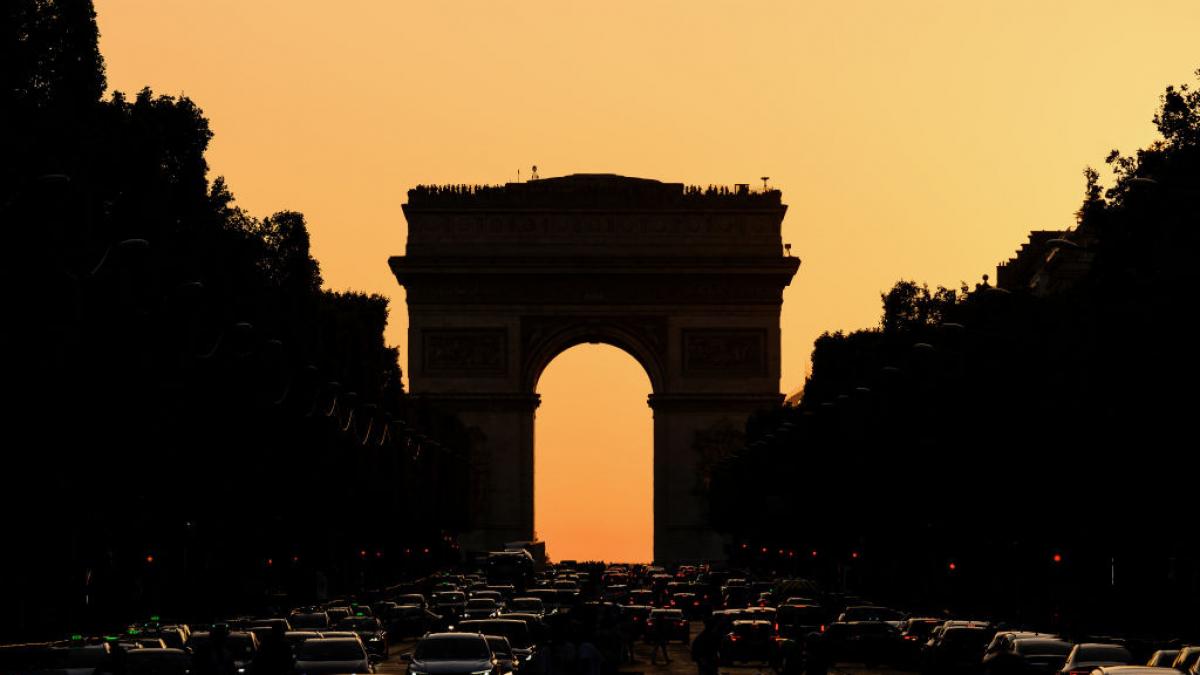 franta aresteaza trei spioni ai rusiei la paris actionau sub fatada unei organizatii umanitare si lipeau afise pe arcul de triumf