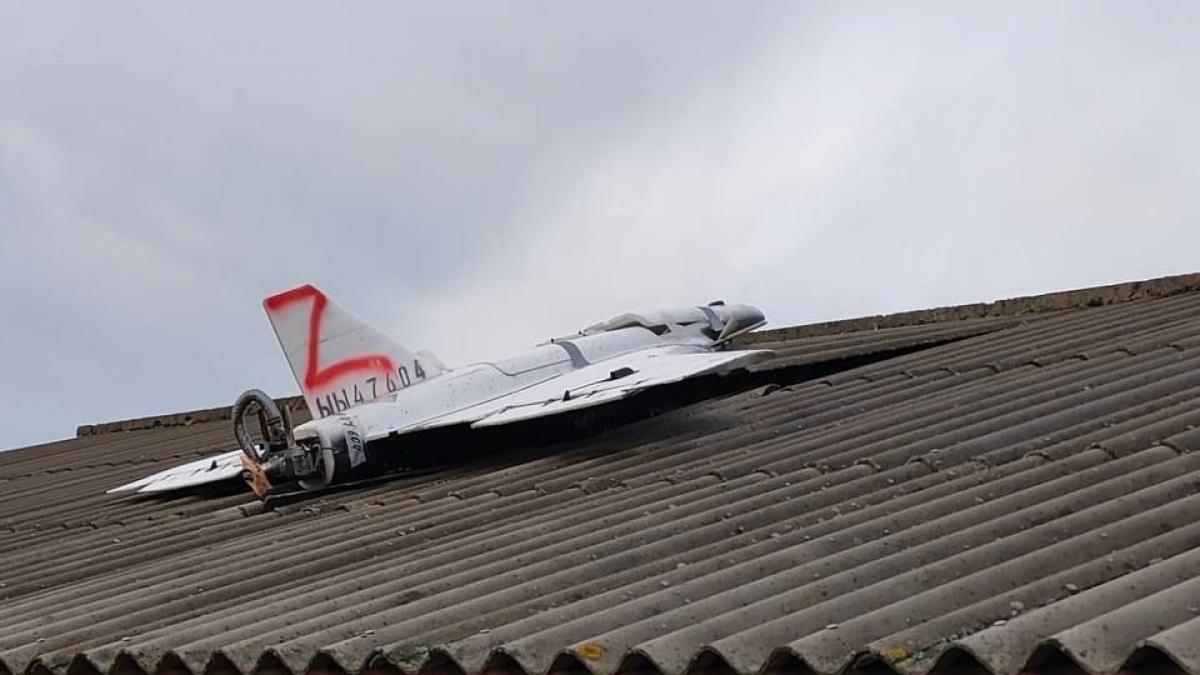 imagini cu o drona inscriptionata cu semnul de razboi al rusiei pe acoperisul unei case din moldova