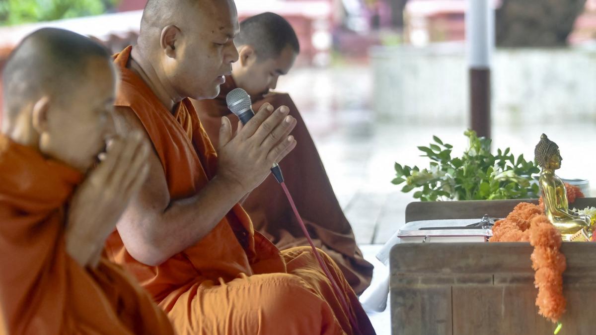 soc la un templu din thailanda o femeie adusa pentru a fi incinerata a inceput sa miste si sa bata in sicriu