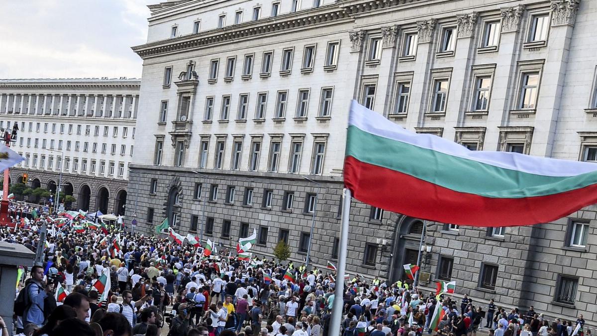 bulgarii au iesit sa protesteze in strada dupa ce guvernul a decis sa creasca salariile bugetarilor cea mai corupta tara din ue