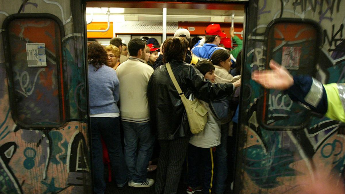 doi romani au fost dati in urmarire internationala dupa ce ar fi batut un youtuber care filma la metroul din roma hoti de buzunare