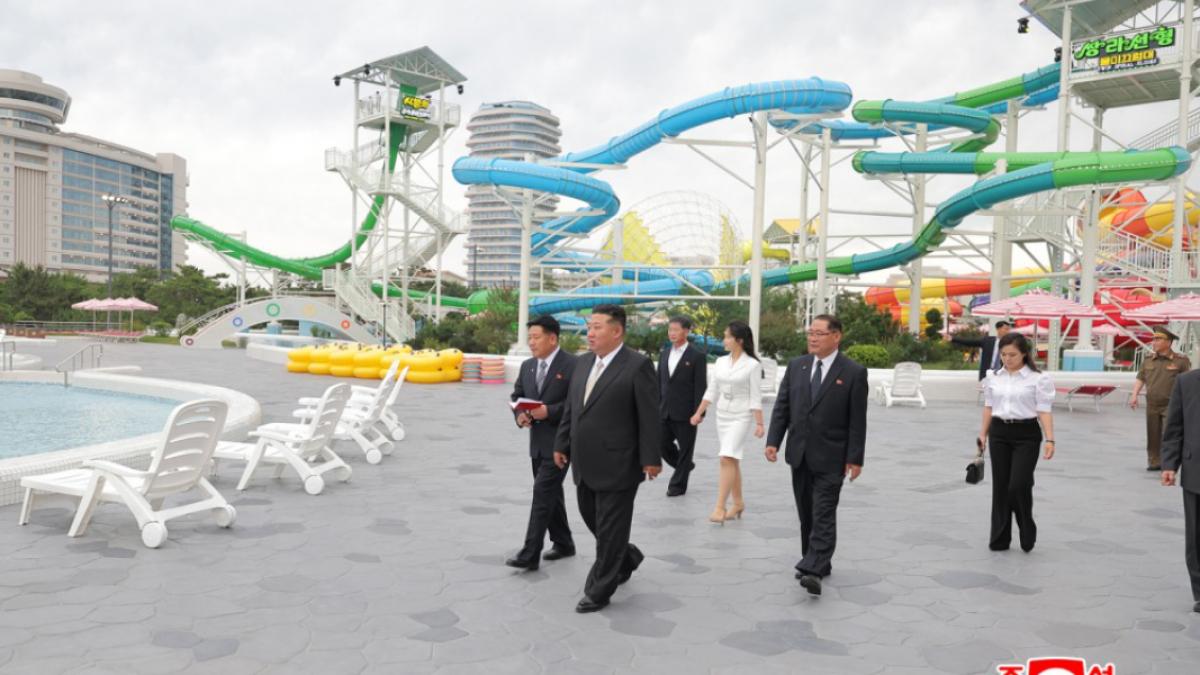 in coreea de nord bogatii nu se mai ascund si ies pe strada in haine de blana si in chanel cine sunt stapanii banilor
