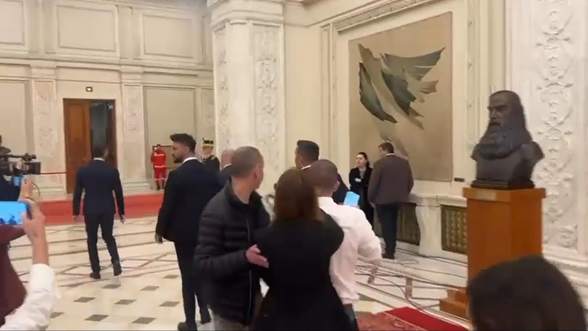 jurnalistul antena 3 cnn imbrancit impreuna cu alti colegi din presa de un angajat al lui bolojan guvern va fi verificat disciplinar