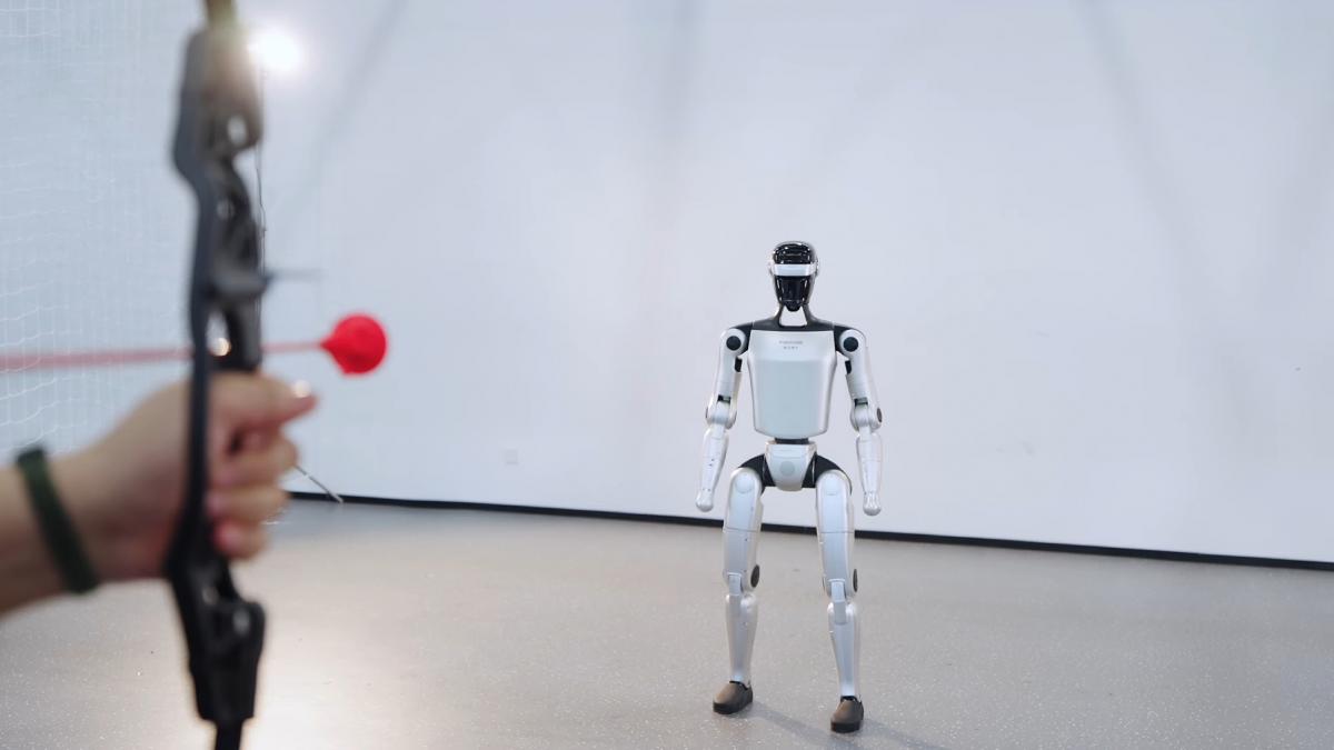 un robot umanoid a reusit sa se fereasca de o sageata trasa spre el de la doar cativa metri momentul a fost filmat