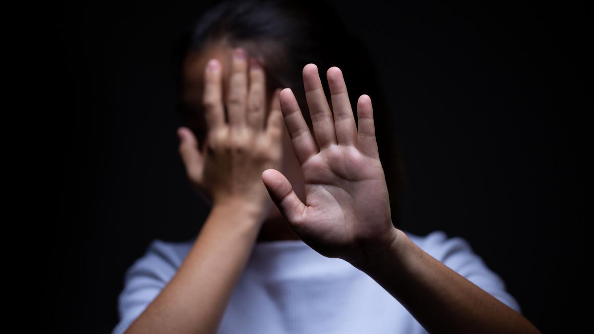 un tanar a incercat sa isi sufoce mama noaptea dar judecatorii l au achitat pentru ca sufera de somnambulism