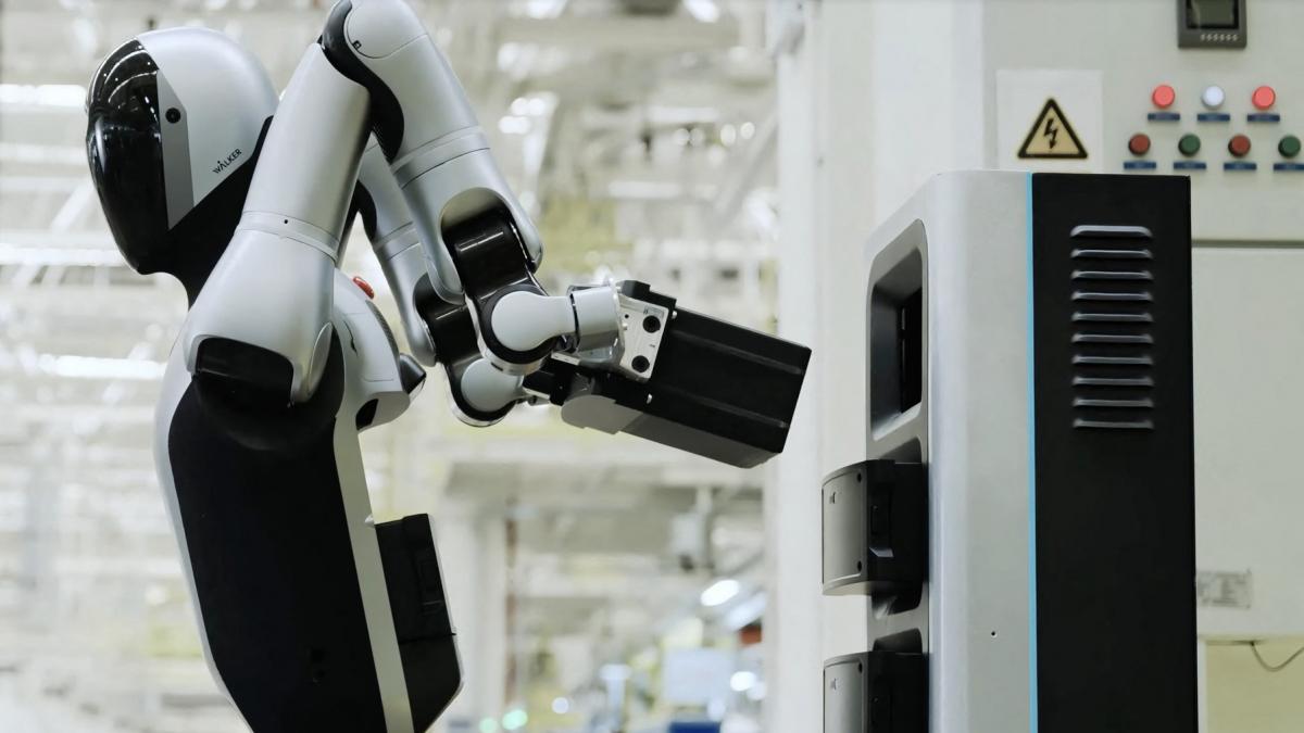 china va folosi roboti umanoizi care isi schimba singuri bateriile pentru patrulele de a lungul frontierei cu vietnamul