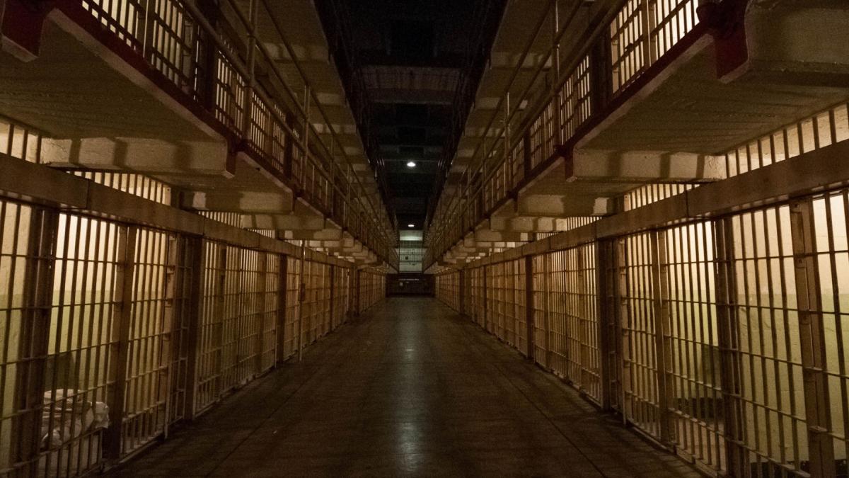 doi detinuti au evadat dintr o inchisoare din franta dupa ce au taiat gratiile cu lame livrate cu drona barbatii se aflau in izolare