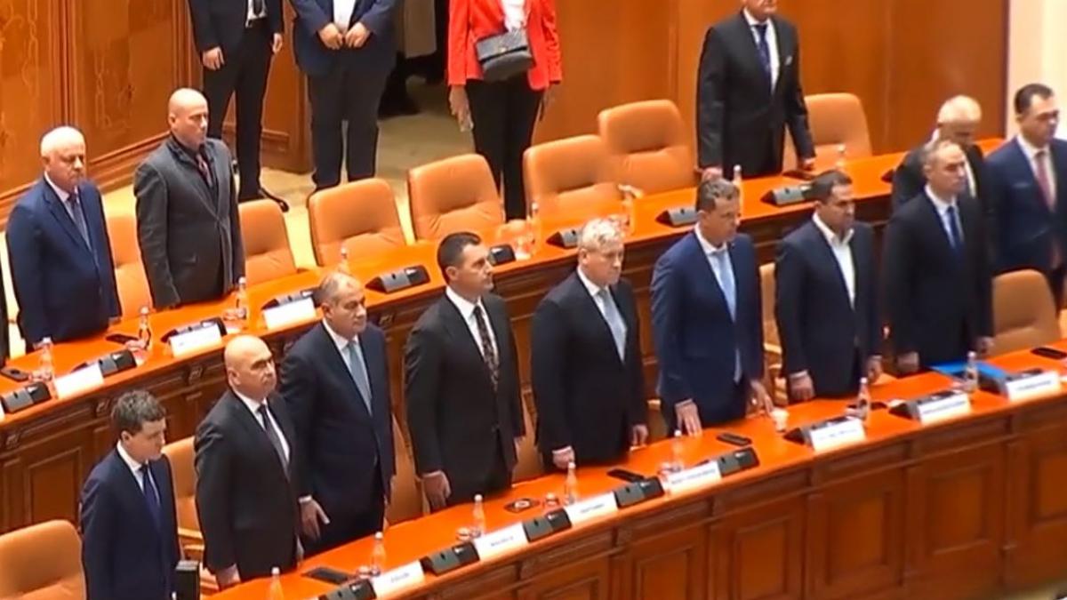 gestul controversat facut de ministrul apararii ionut mosteanu in timpul intonarii imnului national