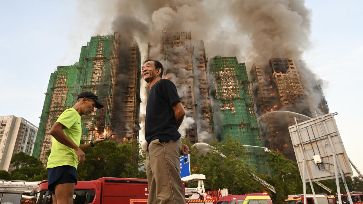 poza in care apare incendiul izbucnit intr-un cartier rezidential din Hong Kong - hepta_8598905