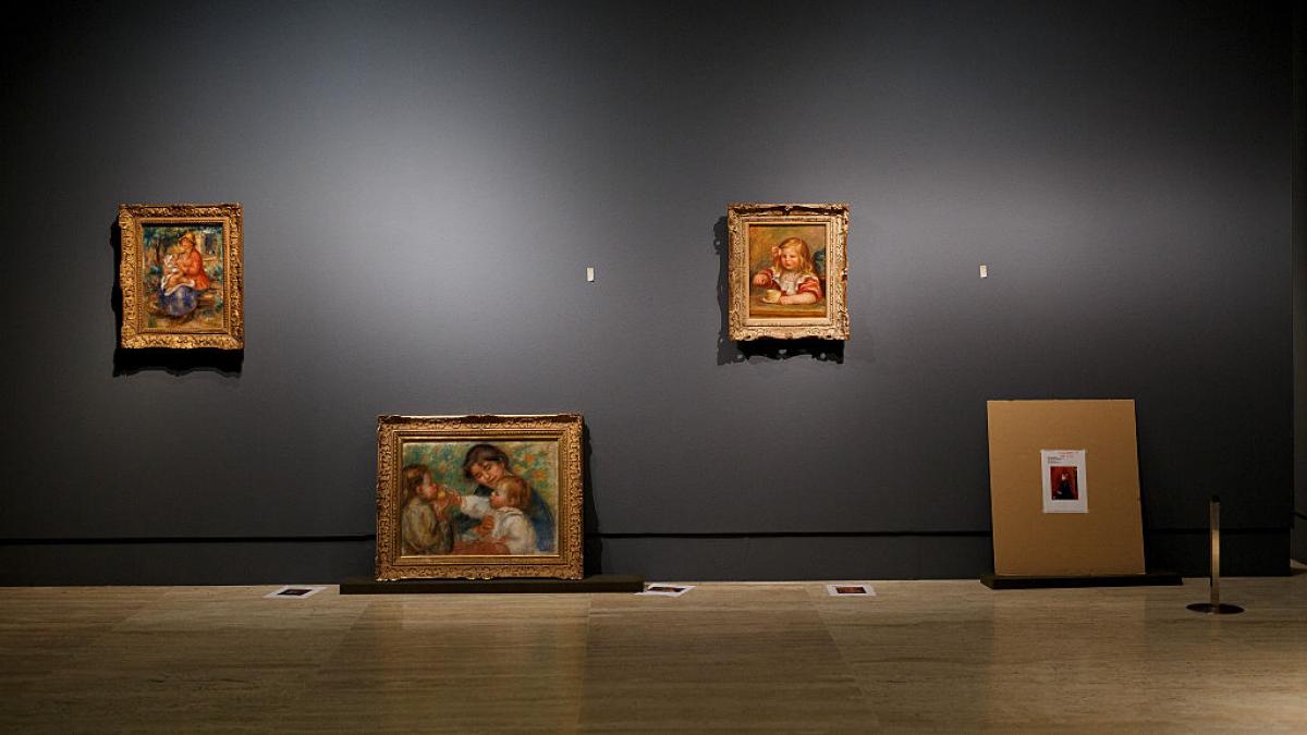 o pictura de renoir nevazuta pana acum si in care apare fiul sau a fost vanduta cu peste 2 milioane de dolari la o licitatie in paris