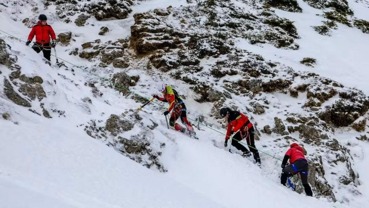 pentru prima data un elicopter black hawk intervine intr o operatiune de salvare montana un tanar e disparut de 4 zile in bucegi