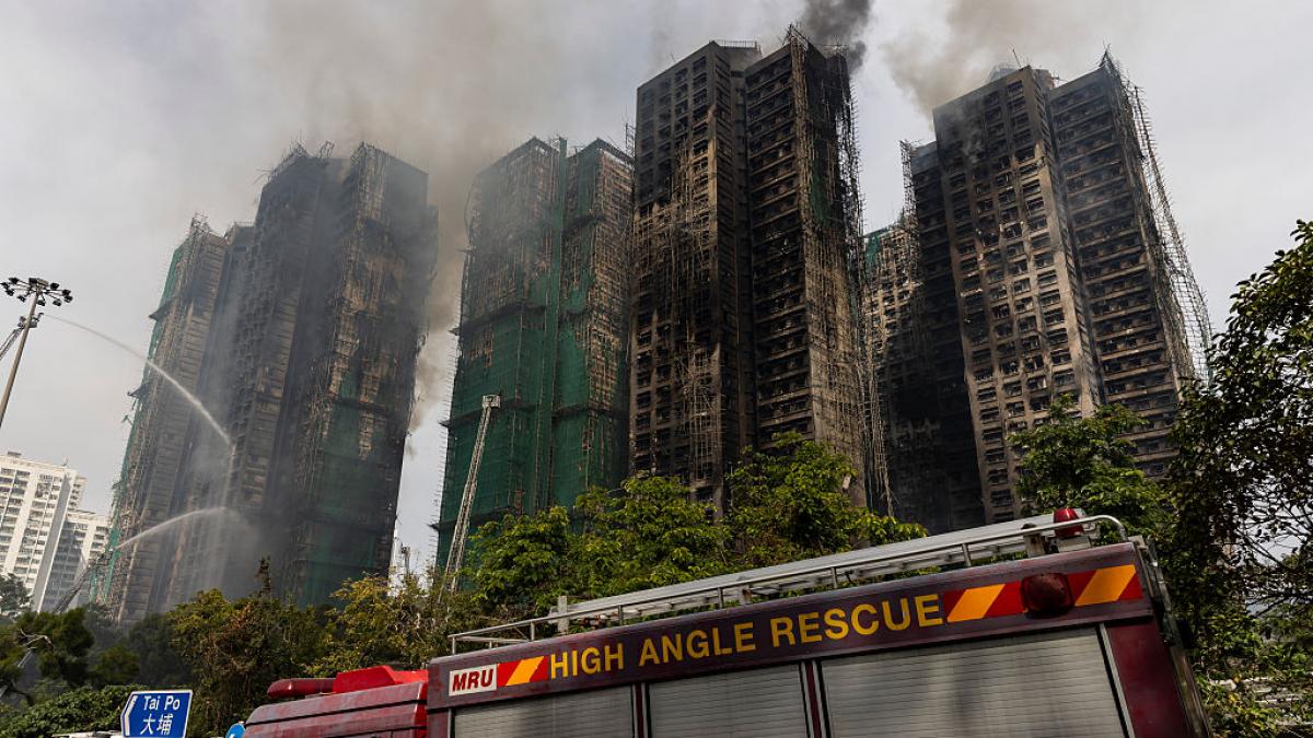 salvare miraculoasa in hong kong un batran blocat la etajul 31 intr unul din blocurile care ard de 24 de ore a fost scos in viata