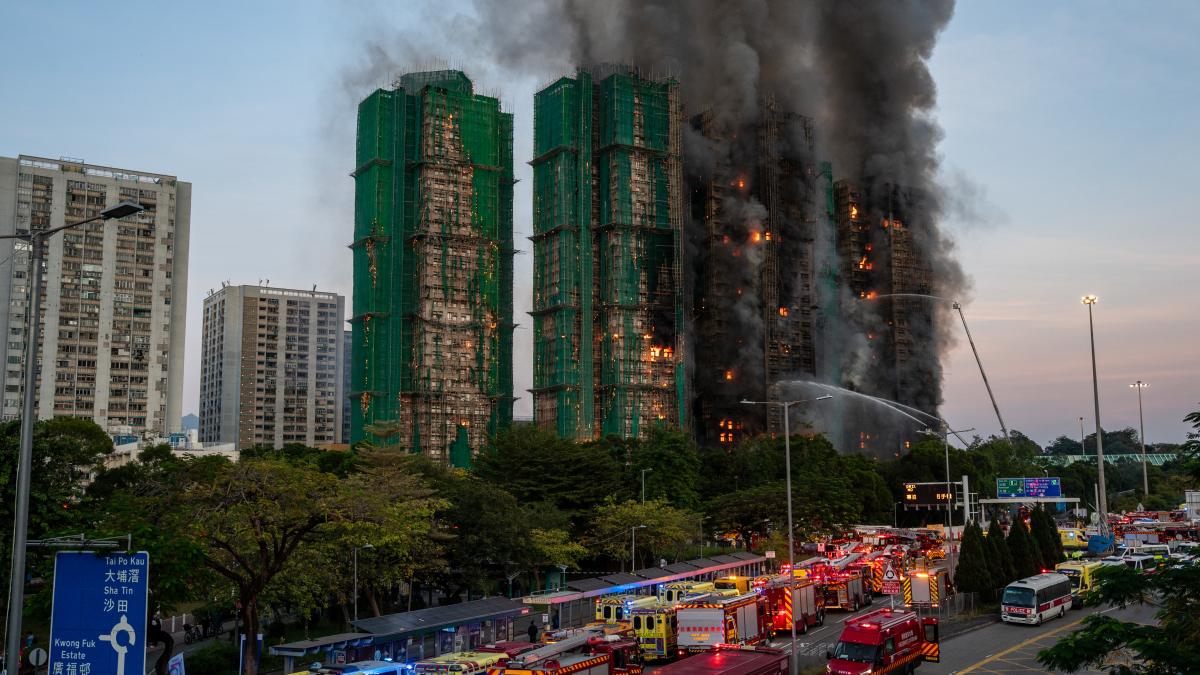 trei arestati dupa incendiul mortal din hong kong blocurile inca ard sunt oameni blocati intrebari cheie despre cauza tragediei