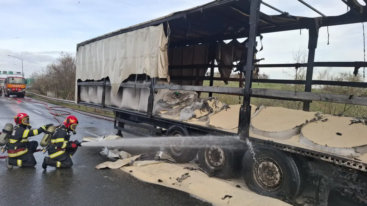 un tir cu 20 de tone de uree e in flacari langa statia de taxare fetesti pompierii intervin cu masti trafic deviat pe a2