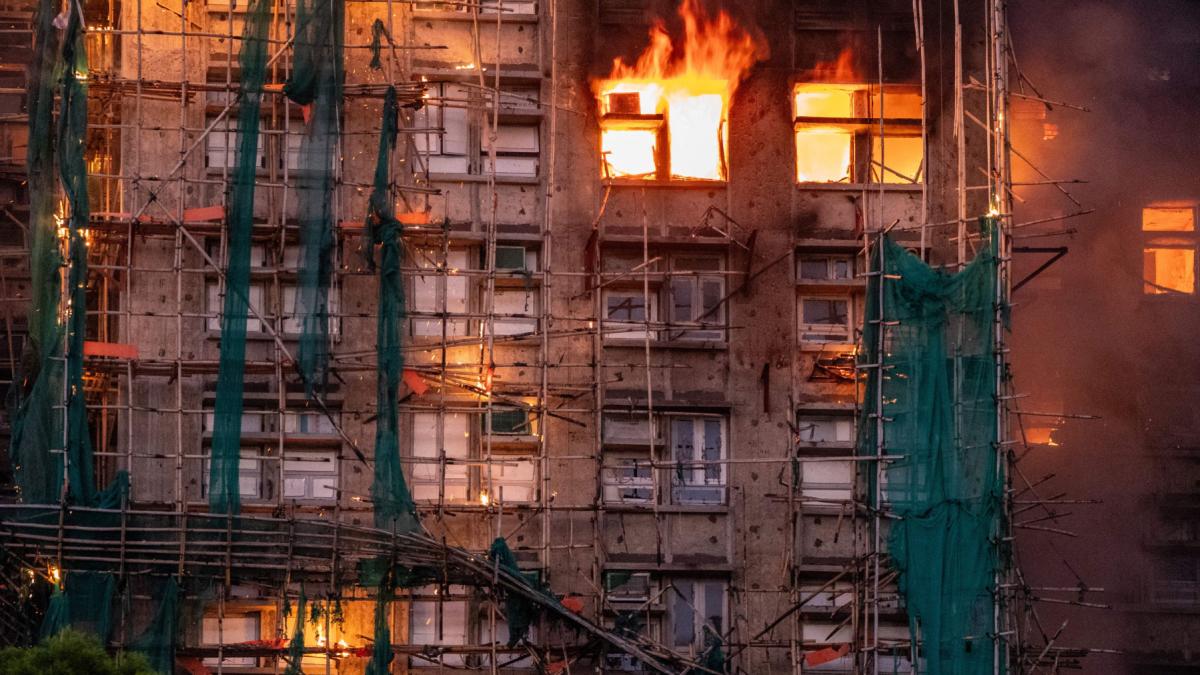 de ce hong kong foloseste inca schele din bambus la constructii subiectul a devenit viral dupa incendiul de la wang fuk court