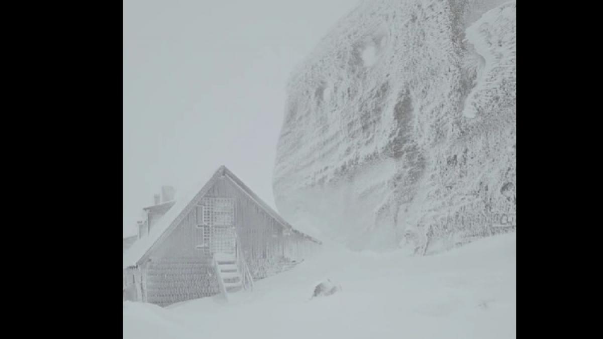 imagini spectaculoase de pe varful omu stratul de zapada atinge 1 metru grosime
