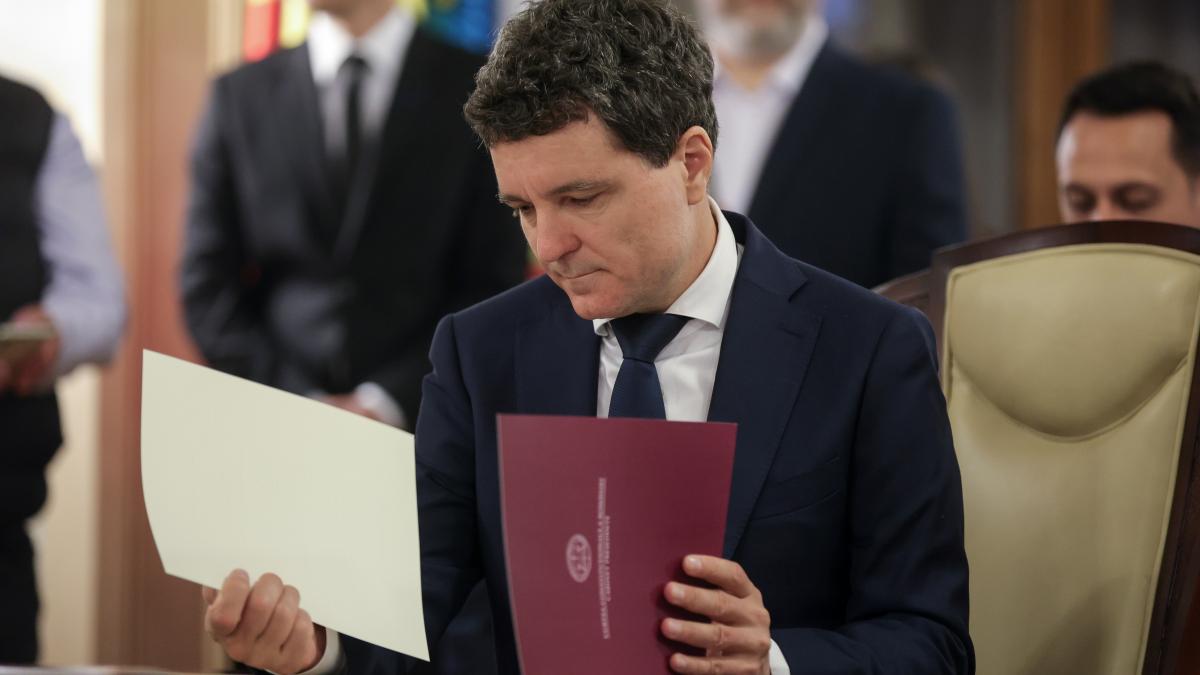 nicusor dan a semnat decretul privind demisia lui ionut mosteanu radu miruta desemnat ministru interimar al apararii