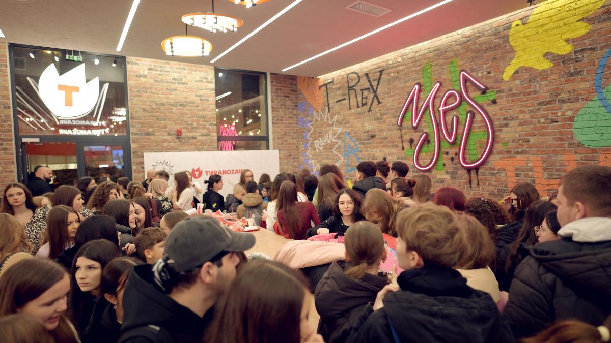 tyranozaur a cucerit suceava la deschidere sute de clienti si un vibe de neuitat