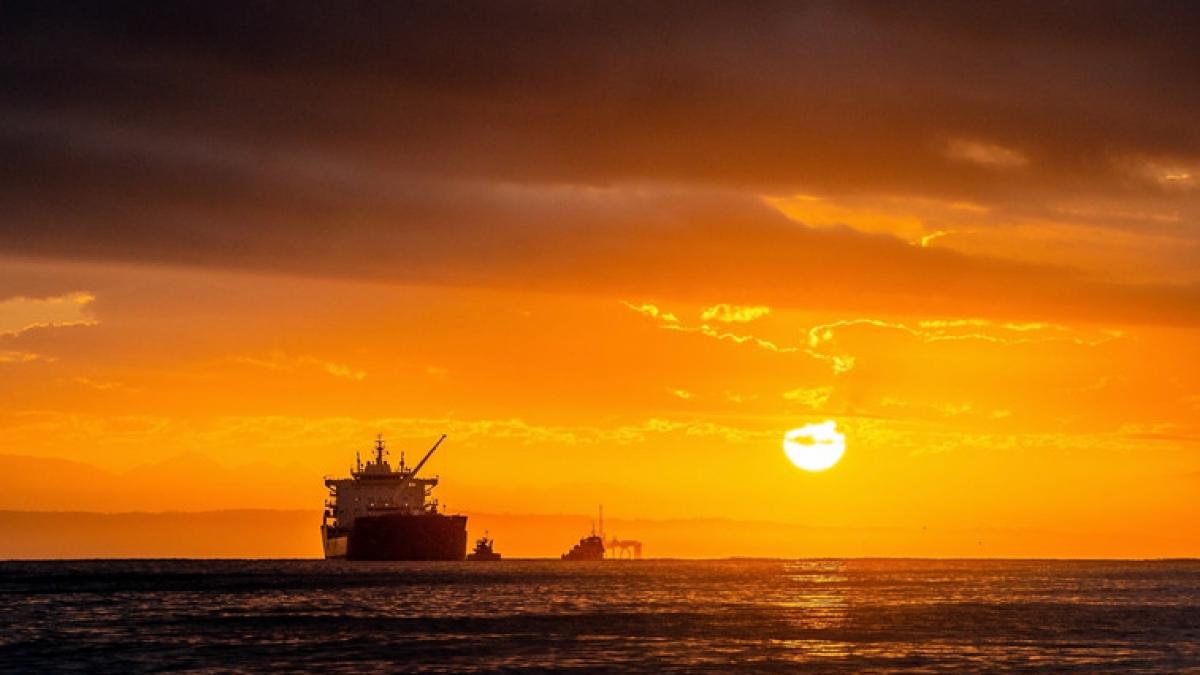 un petrolier din flota fantoma a rusiei a sarit in aer in marea neagra dupa ce ar fi lovit o mina