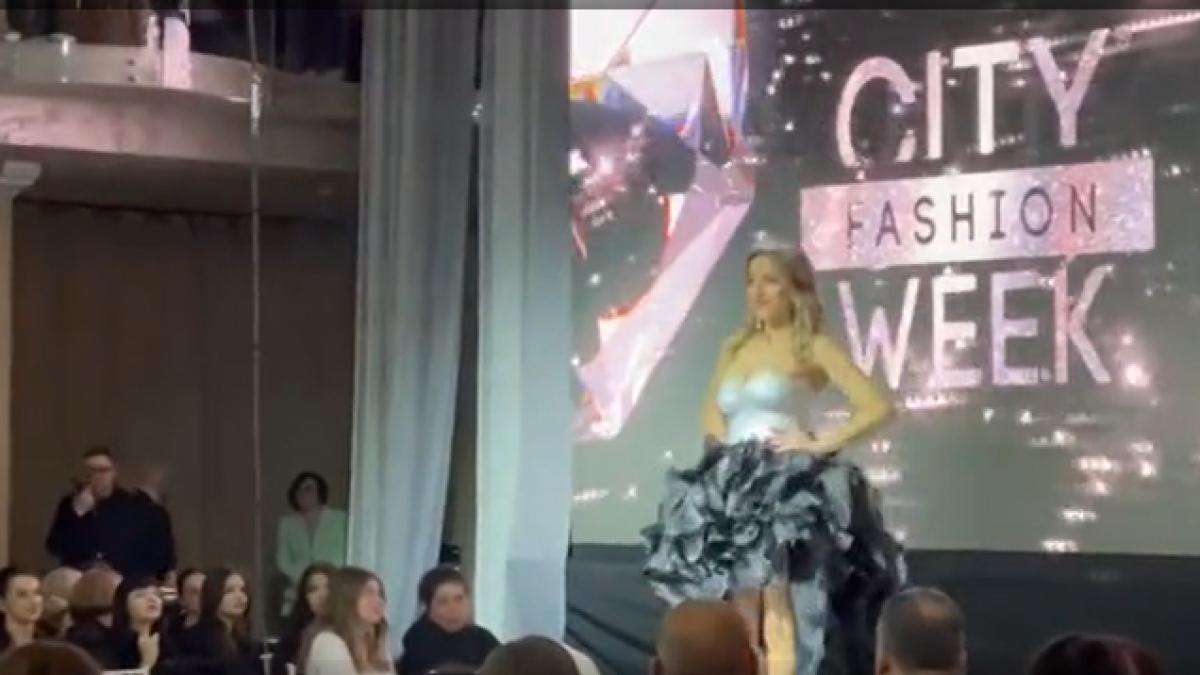 femei remarcabile ale clujului au defilat la evenimentul de moda city fashion week daniela tise a purtat o tinuta de designer