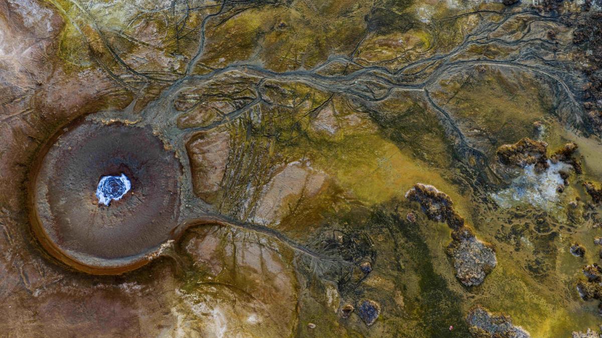 o drona a surprins imagini spectaculoase cu gaizerul din care erupe apa rece a fost descoperit intamplator intr o regiune arida