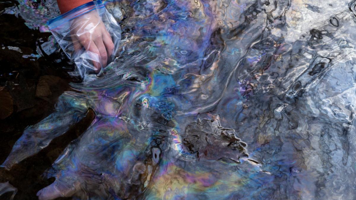 oamenii de stiinta rusi au inventat o pelicula polimerica care absoarbe petrolul de la suprafata apei