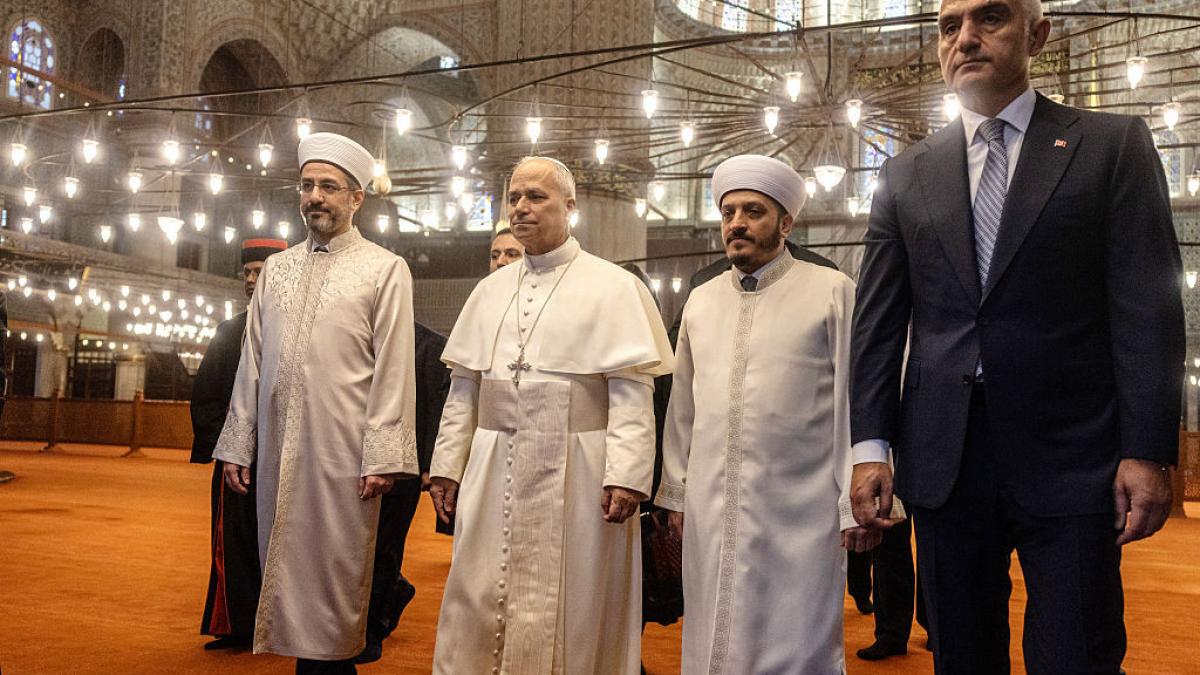 papa leon al xiv lea a intrat in moscheea albastra din istanbul s a descaltat dar nu s a rugat