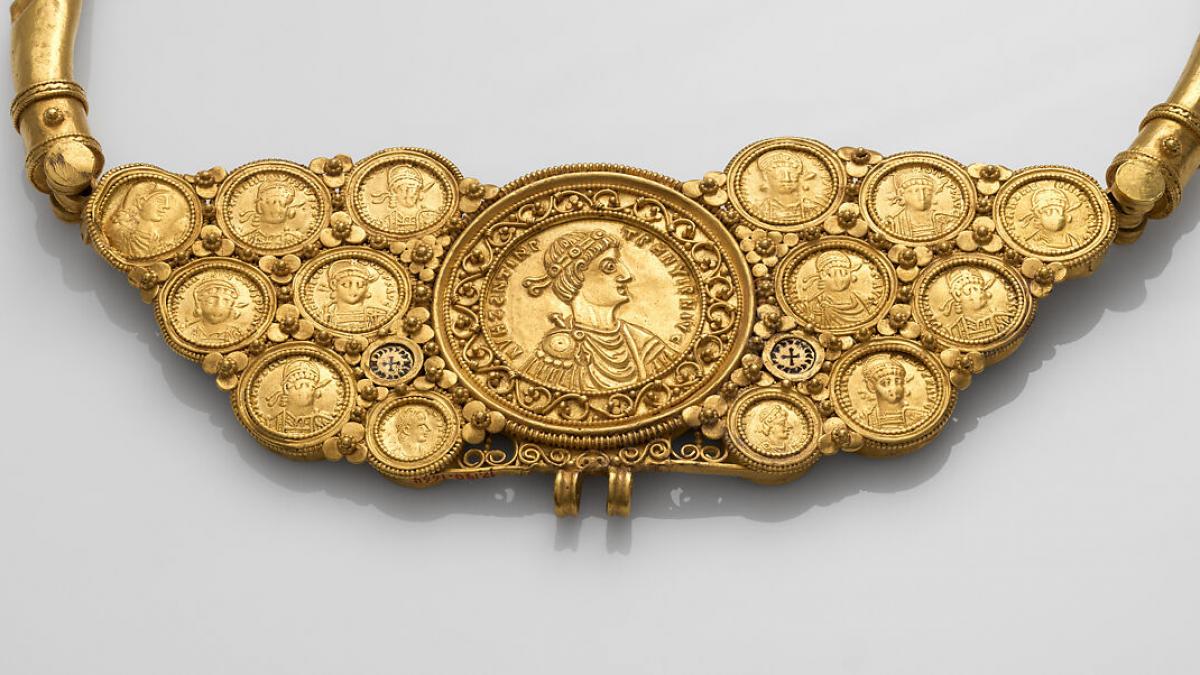 un colier extrem de valoros facut din monede de aur a fost descoperit in egipt una dintre cele mai complexe bijuterii