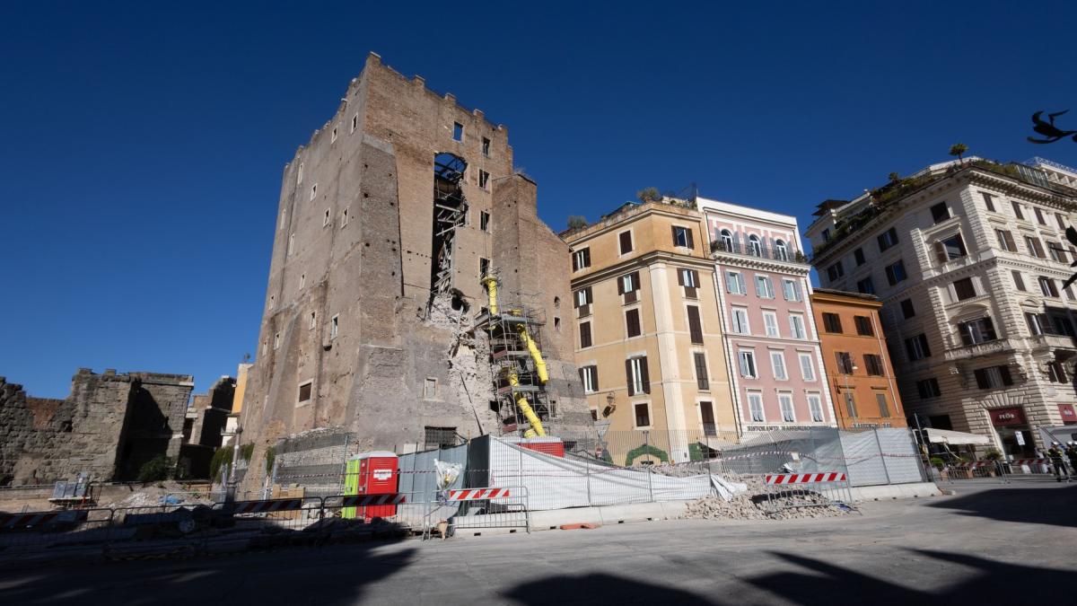 un miracol si un avertisment turnul prabusit langa colosseum dezvaluie criza adevarata a romei moderne