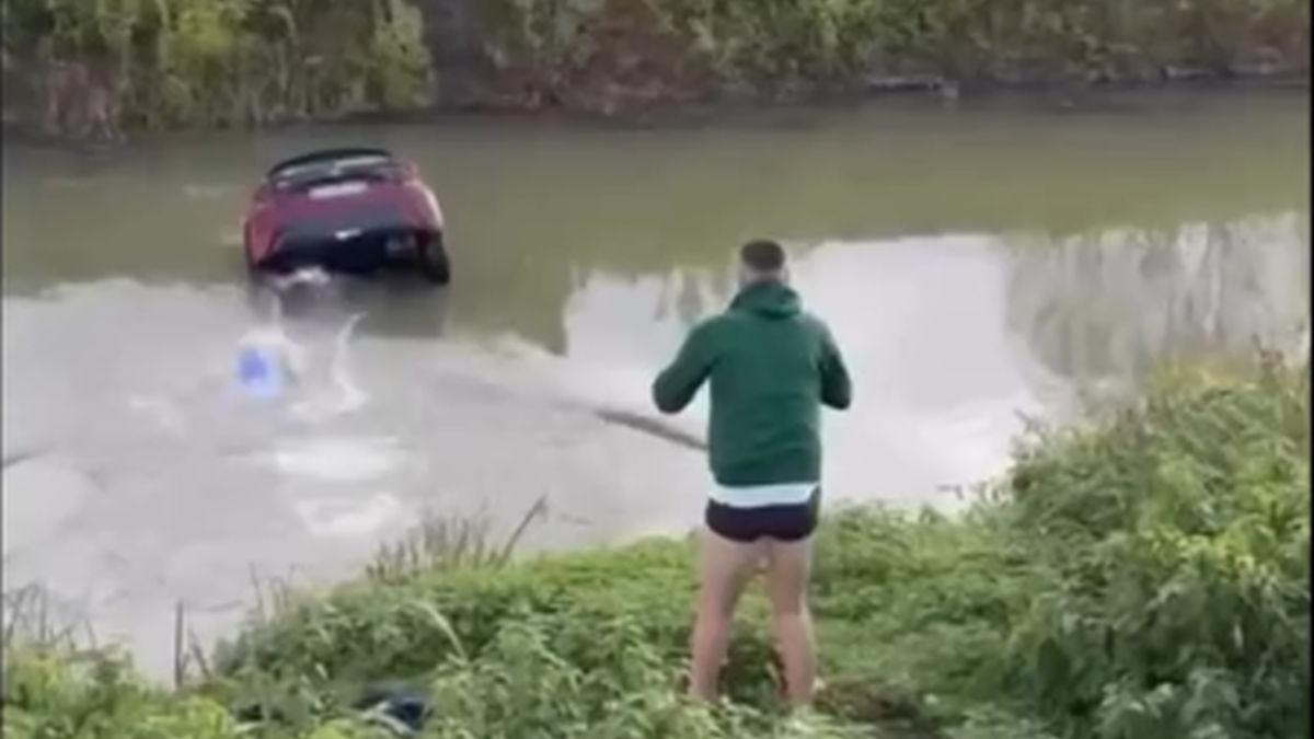 un tanar a sarit in apa pentru a salva un sofer aflat intr o masina care se scufunda surpriza a venit cand a vazut cine era la volan