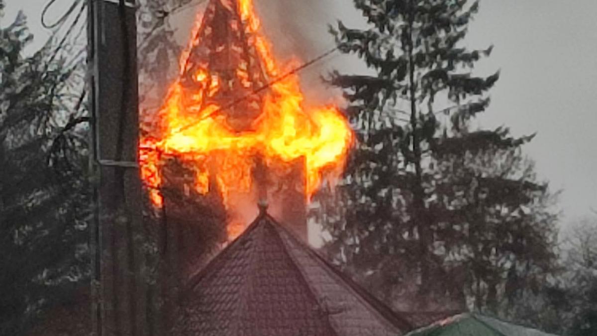 alerta in judetul bacau o biserica a luat foc misiunea pompierilor e ingreunata de acoperisul de tabla