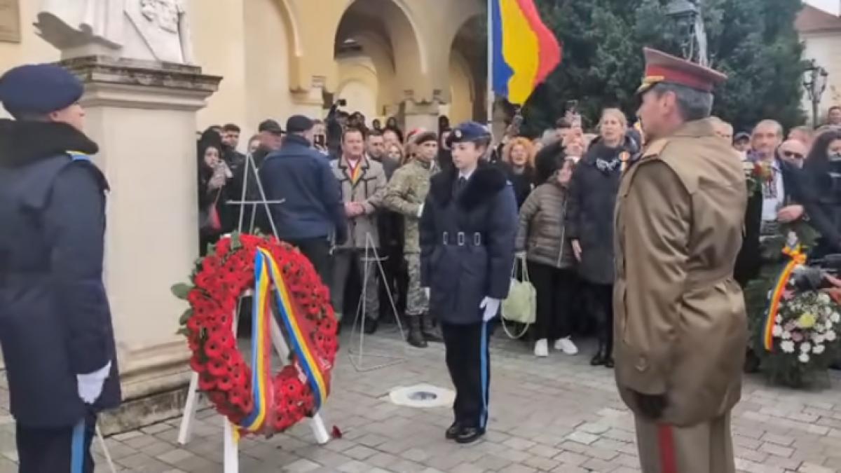 huiduieli la alba iulia la un moment solemn dedicat zilei nationale cand a fost depusa coroana din partea presedintelui nicusor dan