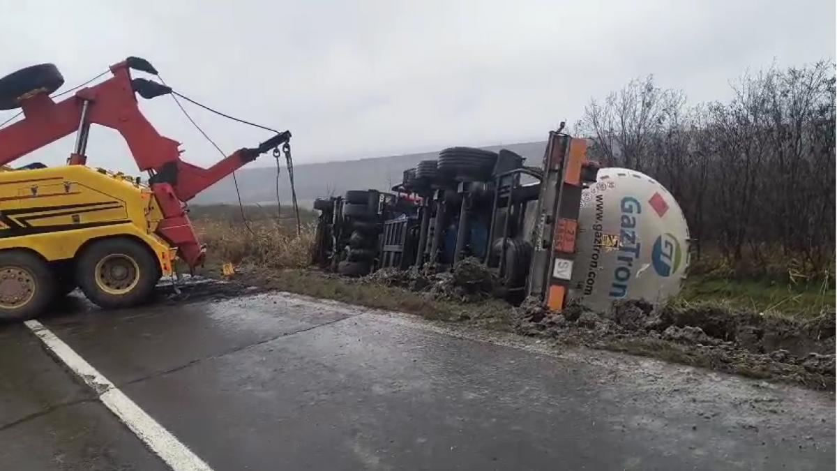 o cisterna cu 19 tone de combustibil e rasturnata de 24 de ore in vaslui nu a putut fi ridicata nici cu macarale nici cu tractoare