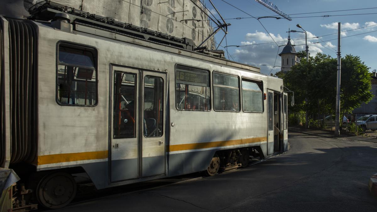 doua tramvaie s au ciocnit in bucuresti un minor a ajuns la spital
