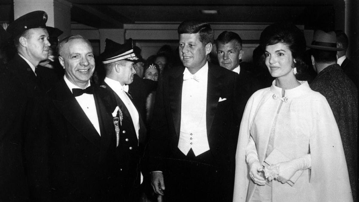 iconicul palton mov pe care jackie kennedy l a purtat in seara in care sotul ei a devenit presedintele sua va fi scos la licitatie