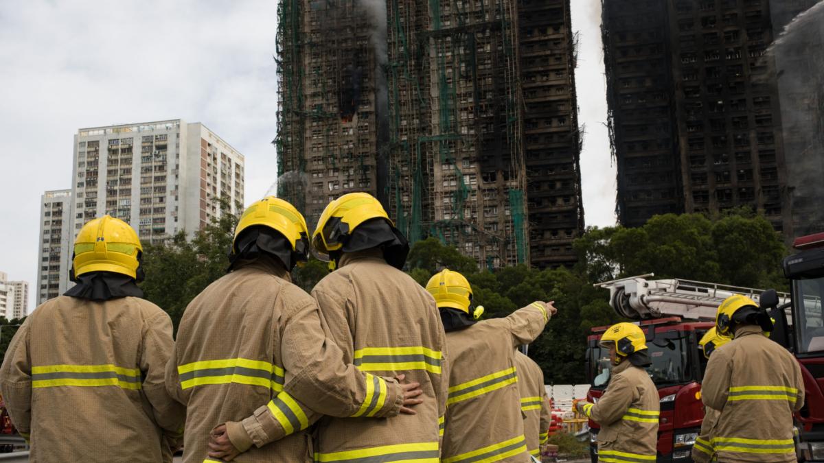 infernul din hong kong cadavre gasite in apartamente pe scari si pe acoperisuri sunt 151 de morti unii nu vor fi gasiti niciodata