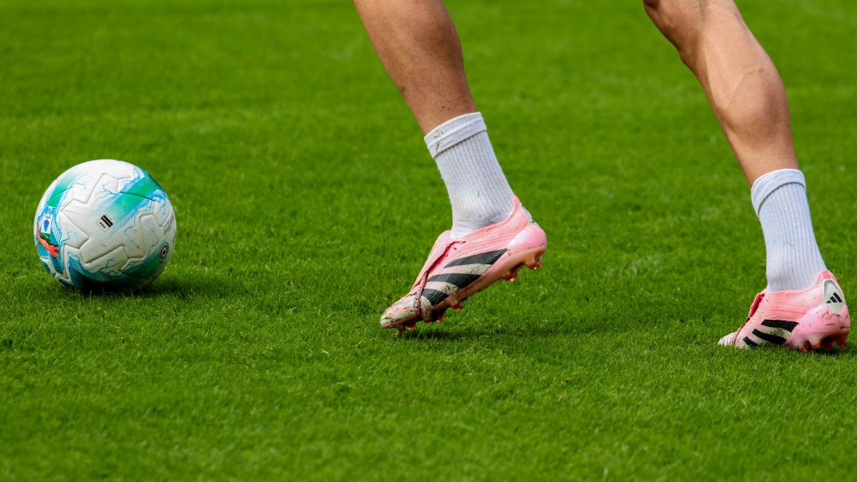 sase fotbalisti din italia au ajuns la spital dupa ce li s ar fi turnat acid in ghete