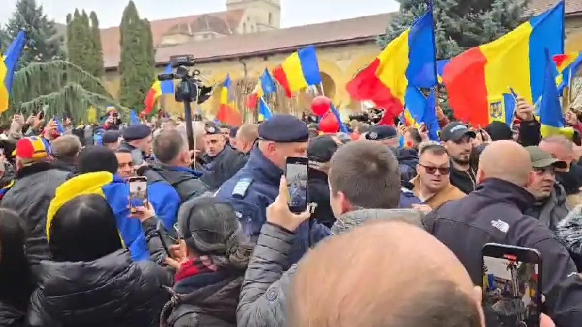 sustinatorii lui calin georgescu s au imbrancit cu jandarmii si au fortat intrarea in catedrala reintregirii la alba iulia
