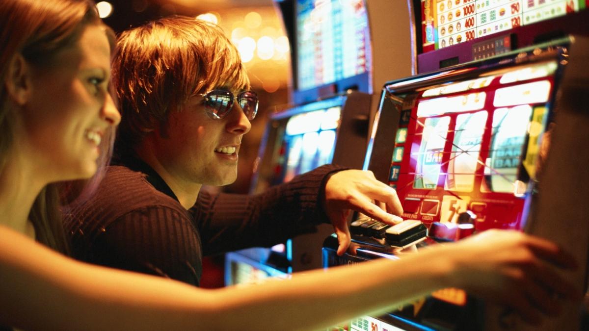 un cuplu e acuzat ca a folosit camera ascunsa si casti pentru a castiga aproape 600 000 de lire sterline la un cazinou