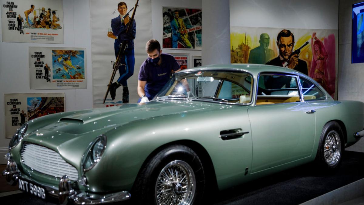 a cumparat o masina ca a lui james bond si a lasat o sa rugineasca pe strada acum valoreaza peste 1 milion de euro