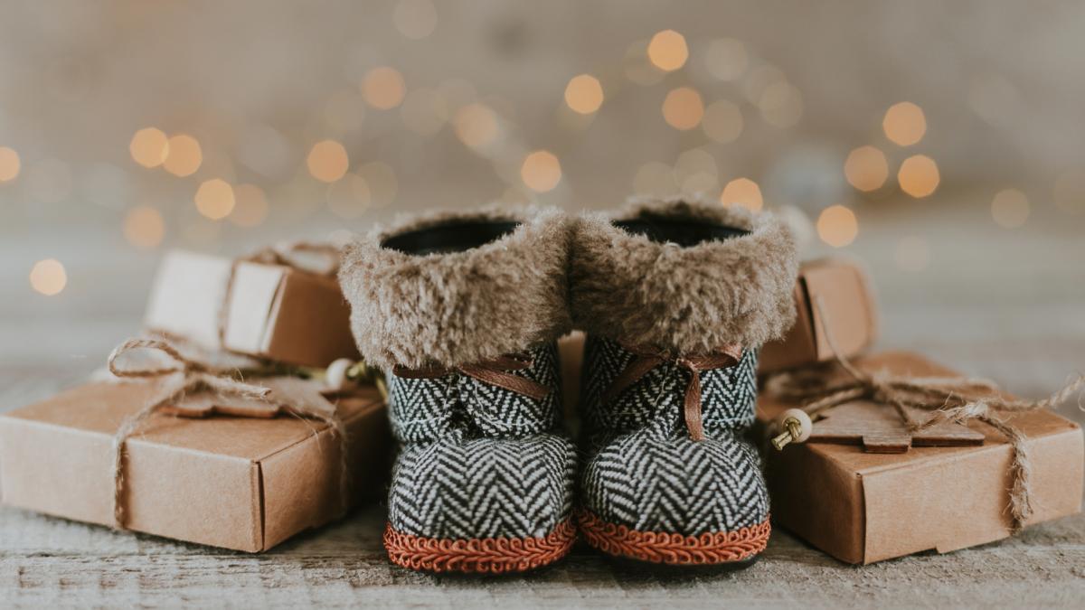 cand vine mos nicolae si care e povestea lui de ce lasa cadourile in ghetute