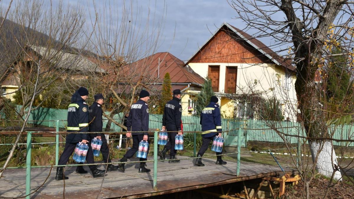 criza de apa in trei judete 31 000 de litri de apa potabila au fost distribuiti de isu oamenii au primit si apa menajera