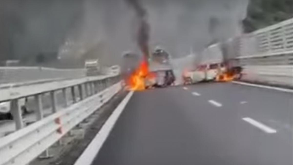 jaf pe o autostrada din italia hotii au atacat o duba blindata cu mitraliere kalasnikov si au plecat cu 2 milioane de euro