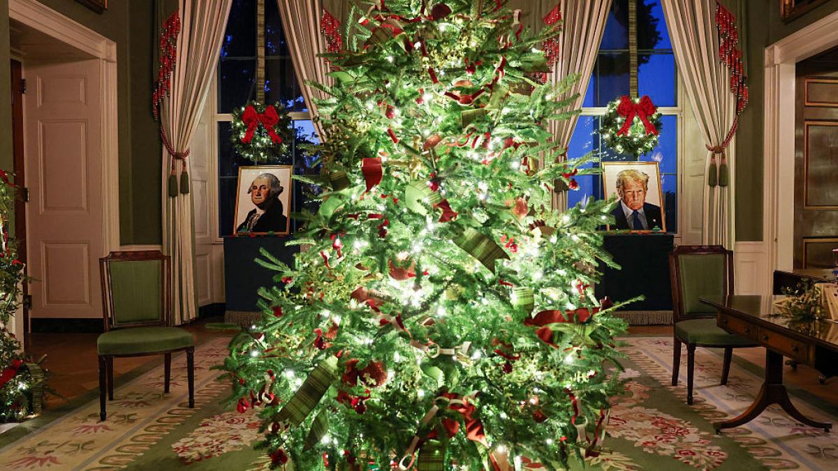 melania trump a dezvaluit decoratiunile de craciun de anul acesta de la casa alba bradul a trebuit mutat din cauza demolarilor