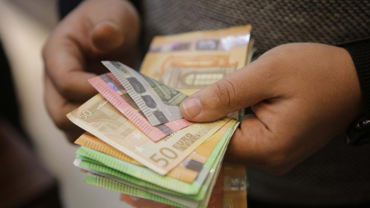 o tara ue si nato inscrie in constitutie dreptul cetatenilor de a plati cash scopul este protejarea banilor fizici