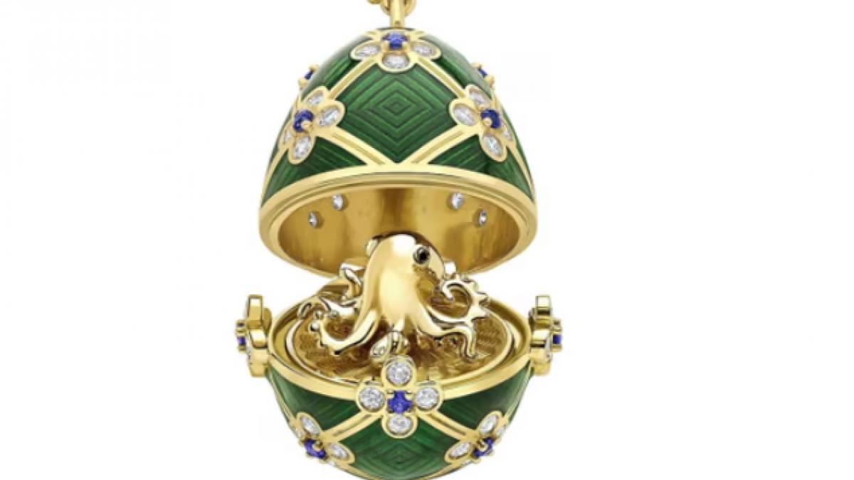 un barbat a inghitit un pandantiv faberge de 20 000 in magazinul de bijuterii politia l a arestat si asteapta sa recupereze podoaba