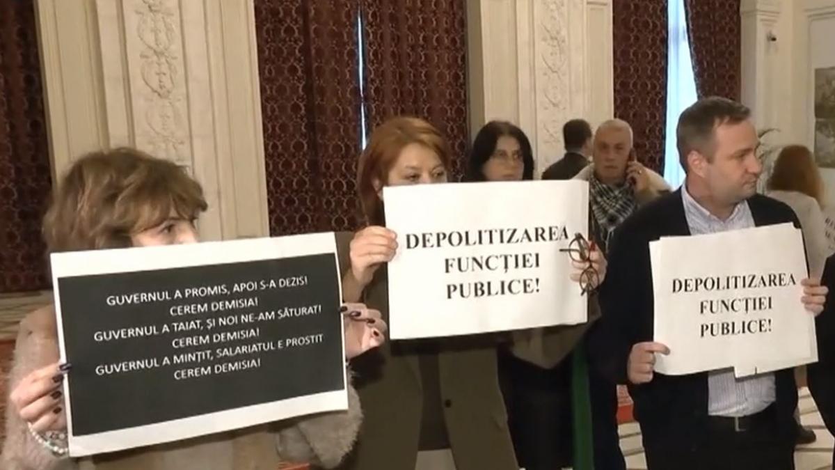 angajatii din guvern ameninta cu blocarea sedintelor si acuza ca bolojan aplica sindromul broastei fierte