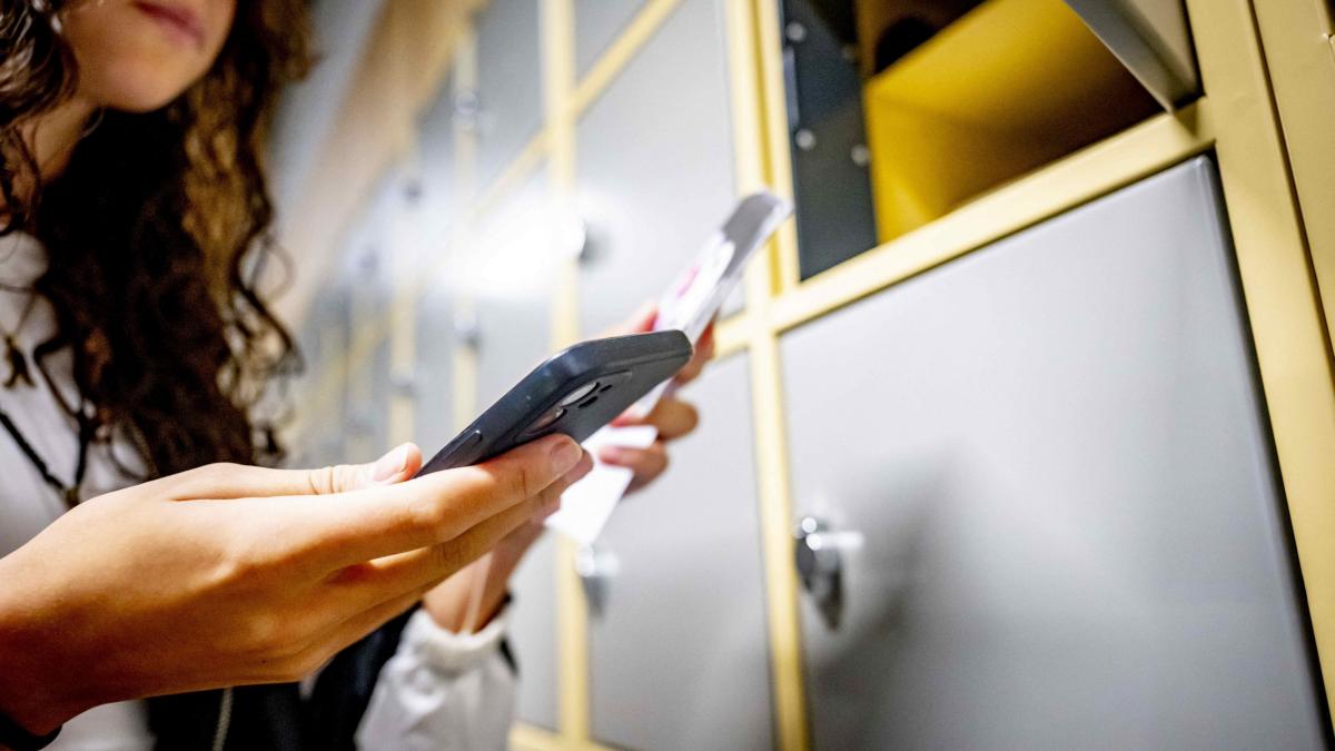 inca o tara interzice folosirea telefoanelor in scoli copiii nostri sunt afectati de acest flagel situatia a scapat de sub control