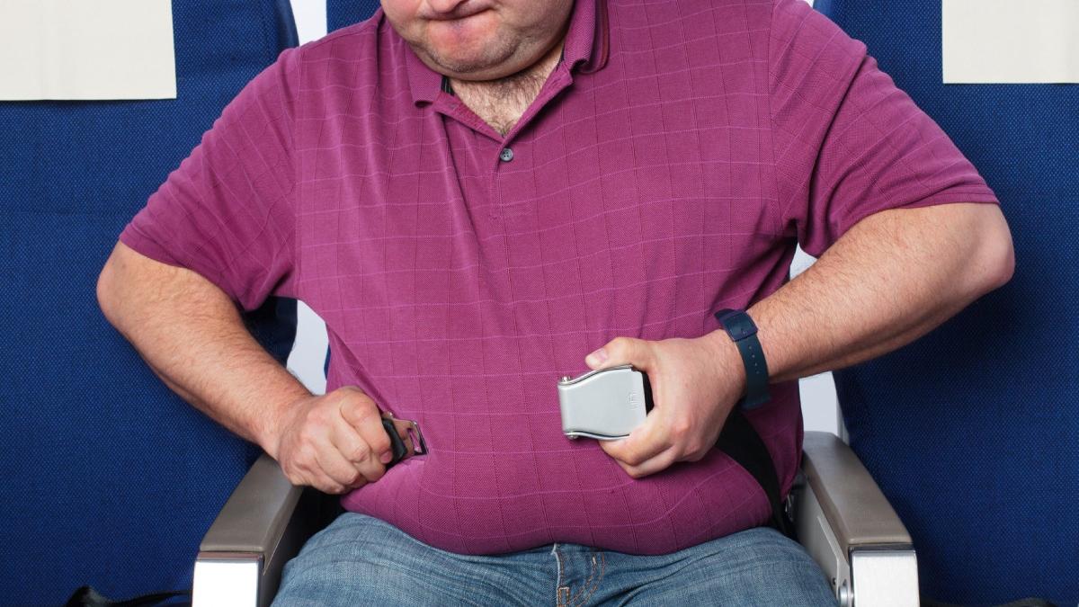 o companie aeriana introduce noi reguli de calatorie pasagerii supraponderali vor fi nevoiti sa si rezerve un loc in plus